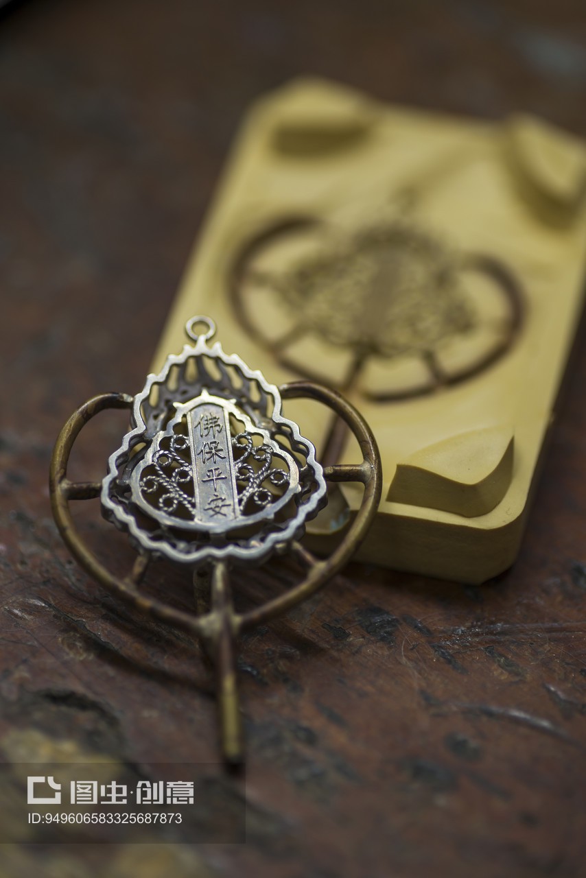 从黄金首饰加工到化妆品 传统工艺与现代美学的交融